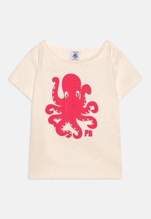 Kortærmet cremefarvet T-shirt med stor pink blæksprutte-grafik og hvide PB-initialer trykt på forsiden.