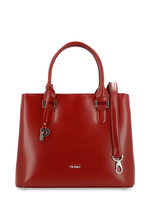 Rode leren handtas met twee handvatten, een afneembare schouderriem, zilverkleurige hardware en een kleine hangende bedel met de letter "P".