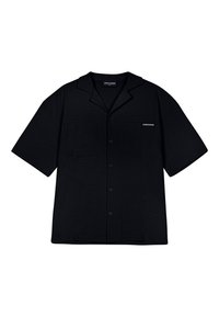 Zwart overhemd met korte mouwen, knoopsluiting, campkraag, twee zakken aan de voorkant, subtiele textuur in de stof en een klein wit "Pegador" logo op het borstzakje.