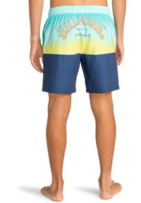 Zwemshorts met een gradient ontwerp van aqua naar geel, met een marineblauwe onderkant. Borduursel in oranje aan de achterkant.