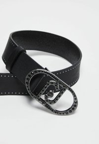 Cintura in pelle nera con finitura testurizzata, dotata di una fibbia ovale scintillante decorata con pietre nere e un dettaglio con logo.