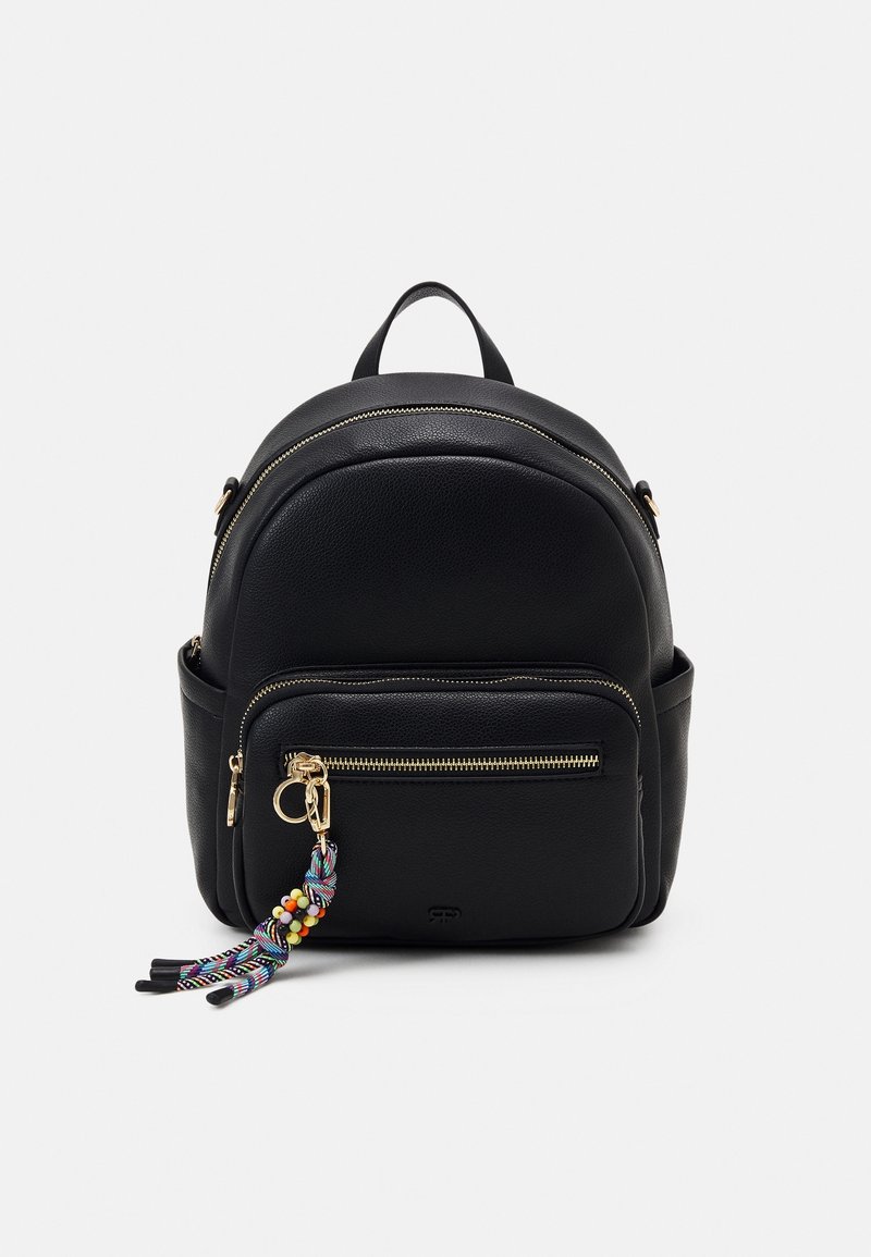 Sac à dos en cuir noir avec poche avant zippée, fermeture éclair dorée et porte-clés avec pompon tressé multicolore et perles, sur fond blanc.