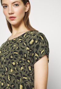 ONLY ONLMOSTER - T-shirt estampada - grape leaf/green