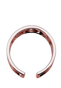 Armbandet i roséguld är en manschett med en slät, polerad yta. Öppen design med rundade ändar och intrikata detaljer inuti.