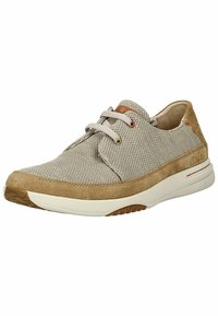 Beige gewobener Mesh-Oberstoff Sneaker mit hellbraunen Wildlederelementen und einer weißen Sohle. Verfügt über runde Schnürsenkel und eine strukturierte Ferse.
