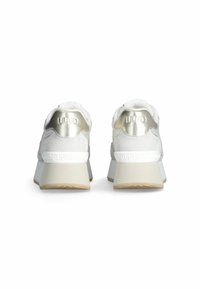 Weiße und metallisch-silberne Sneakers mit klobigem Absatz, einem strukturierten Rückenteil, Logo und einer gemusterten Außensohle. Verwendete Materialien sind weich.