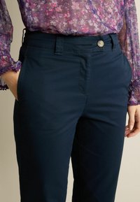 Next THE ULTIMATE CHINO TROUSERS - Chinosy