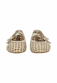 Zapatos planos trenzados en beige y blanco, con puntera redonda, tira en el tobillo con hebilla y lados abiertos para ventilación. Suave forro interior.