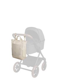 Beige pelenkázótáska dupla felső fogantyúval és állítható pántokkal, elülső cipzáras zsebbel, egy babakocsi kormányán lóg.