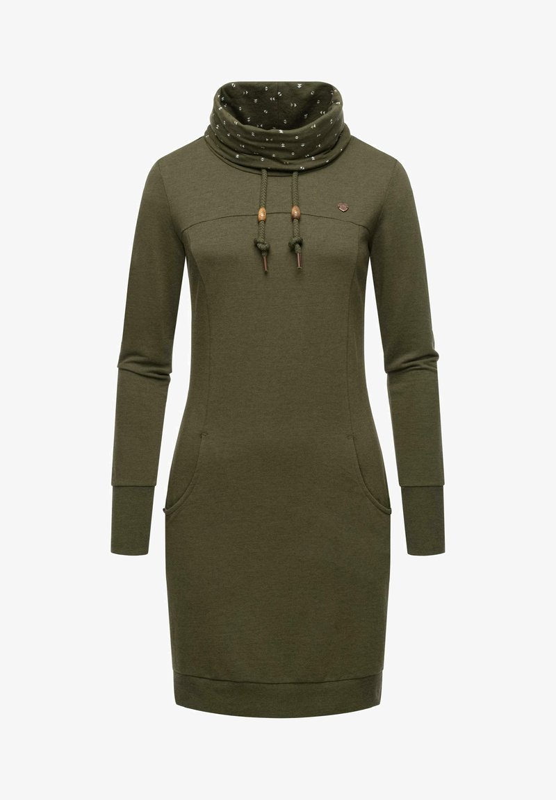 Rochie verde măsliniu cu guler tip cowl, mâneci lungi, două buzunare frontale, șnururi ajustabile și un model subtil imprimat pe guler.