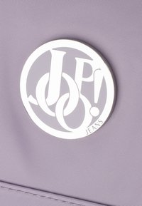 JOOP! Jeans LIETISSIMO ELVA - Nahrbtnik - lightpurple
