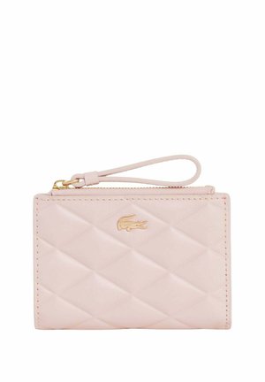 Porte-monnaie bracelet matelassé rose clair avec fermeture éclair dorée et petit logo crocodile doré sur le devant.