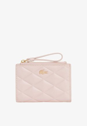 Porte-monnaie bracelet matelassé rose clair avec fermeture éclair dorée et petit logo crocodile doré sur le devant.