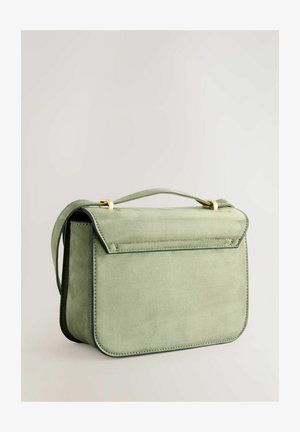 Borsa a tracolla verde in suede con una forma strutturata, chiusura a pattina anteriore e manico superiore. Gli accessori in metallo dorato esaltano i dettagli del design.