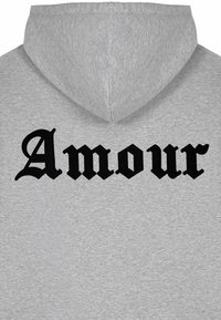 Sweat-shirt à capuche gris avec le mot « Amour » en lettres noires audacieuses sur la poitrine dans une police élégante. Tissu doux, design de capuche complet.