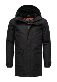 Parka negra impermeable con capucha, cremallera frontal, dos grandes bolsillos delanteros y puños ajustables, con un logotipo naranja en el interior.