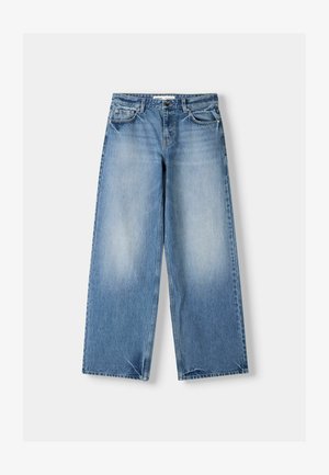 Jeans blu chiaro con vestibilità rilassata, gamba ampia e sezioni sbiadite. Realizzati in denim con un classico design a cinque tasche e chiusura con bottone in alto.