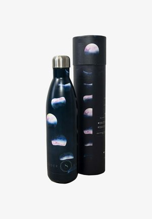 RVS waterfles met een glanzende donkerblauwe afwerking, voorzien van een kwalpatroon, en een bijpassende cilindervormige verpakking.