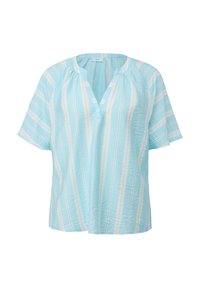 Blouse légère bleu clair à rayures, à manches courtes, avec un décolleté en V et des détails froncés subtils aux épaules, rayures blanches et lilas contrastantes.