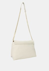 Hvid læderhandtaske med en struktureret overflade, der har et guldfarvet kædereaftag og en fold-over klapdesign. Enkel og elegant form.