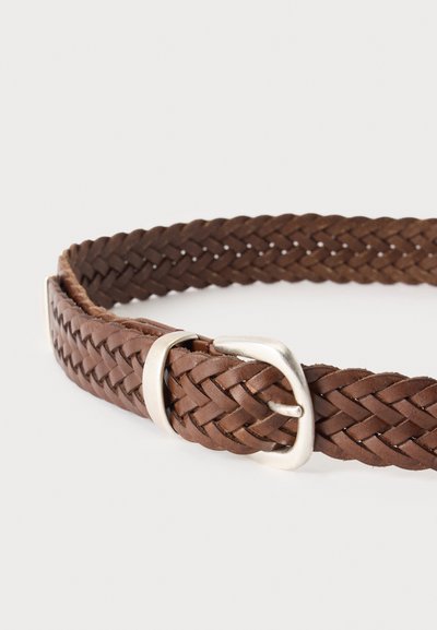 Ceinture en cuir tressé marron avec une boucle métallique argentée et une boucle, présentée sur un fond clair uni.