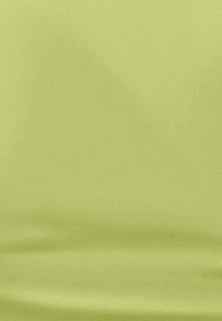 Tissu textile vert clair, texture lisse avec un léger brillant, présentant des variations subtiles de couleur pour apporter de la profondeur et de l'intérêt.