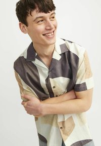 Cămașă cu mânecă scurtă, cu butoni, având un model geometric în bej, brun și gri închis pe un fundal deschis. Țesătură texturată, guler standard.