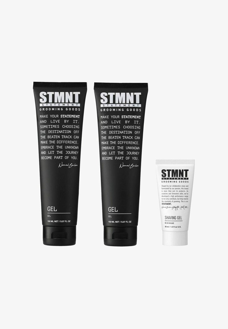 Zwei schwarze Tuben mit der Aufschrift STMNT Grooming Goods Gel und eine kleine weiße Tube mit der Aufschrift STMNT Shaving Gel vor weißem Hintergrund.