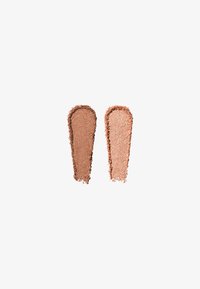 To farver af bronze øjenskygge, en mat og en glitrende. Begge er placeret på en hvid baggrund med fin tekstur og rig pigment.