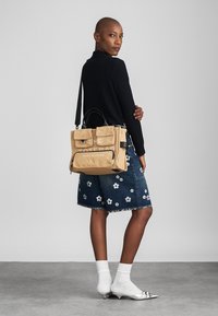 MARC JACOBS THE MEDIUM - Handtasche - camel