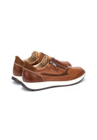 Sneakers in pelle marrone con design perforato, accenti in suede a contrasto e suola in gomma bianca. Presentano chiusura con lacci e zip.