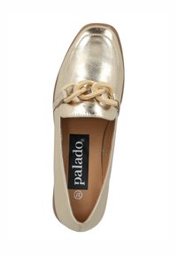 Mocassino metallico dorato con punta tonda e una catena color crema che attraversa il collo del piede. Presenta una suola marrone e una soletta imbottita.
