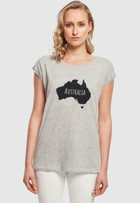 Graues Baumwoll-T-Shirt mit kurzen Ärmeln, das auf der Vorderseite eine schwarze Karte von Australien und den weißen Text "AUSTRALIEN" zeigt.