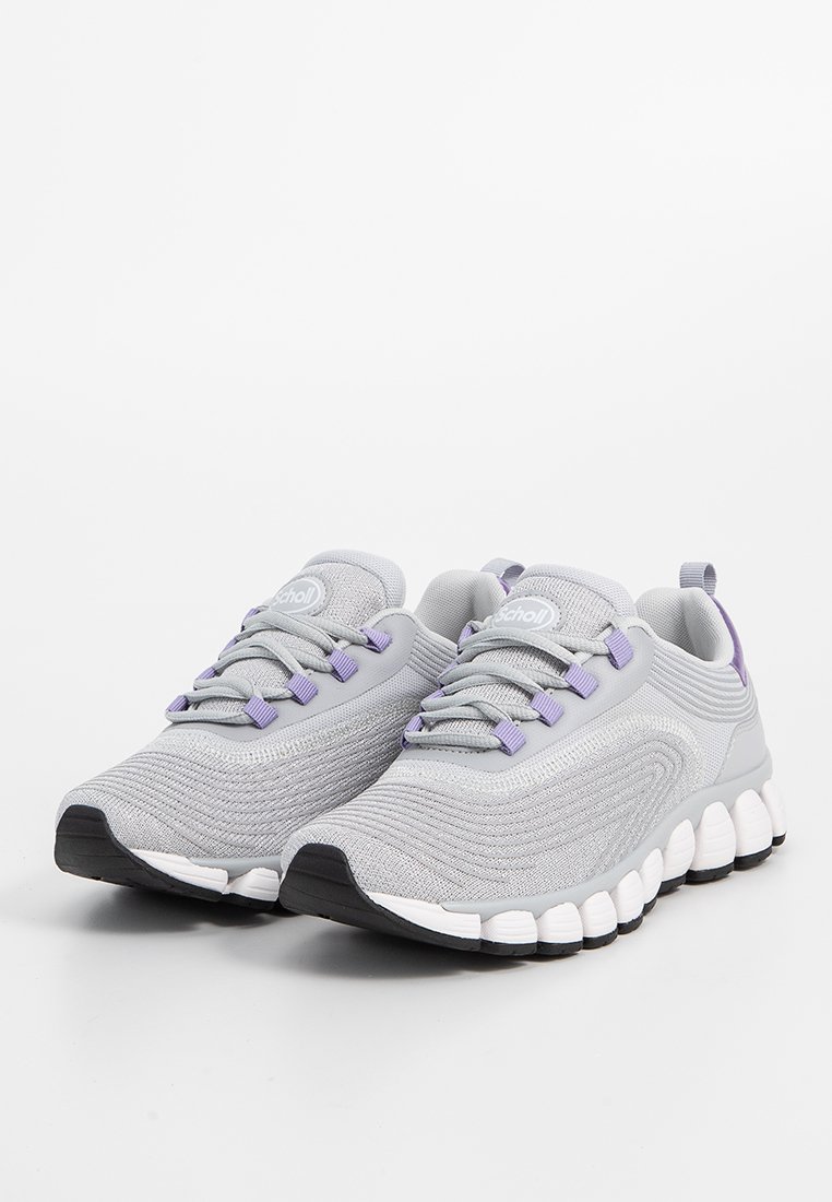 Scarpe sportive grigie con tomaia testurizzata e traspirante e dettagli viola. Suola bianca ammortizzata con segmenti arrotondati per supporto e flessibilità.