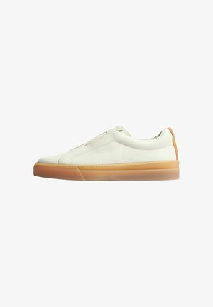 Hvid tekstureret lædersneaker med lav profil, der har en gummisål og ingen synlige snørebånd. Sidevinkel, der fremhæver formen og designet.