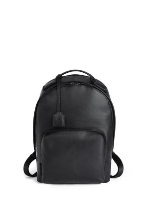 Schwarzer Lederrucksack mit vorderer Reißverschlusstasche, oberem Griff und verstellbaren Schulterriemen vor weißem Hintergrund.