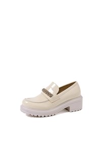 Mocassino in pelle verniciata crema con una fascia decorativa intrecciata, suola bianca spessa, punta arrotondata e superficie liscia. Adatto per un uso casual.