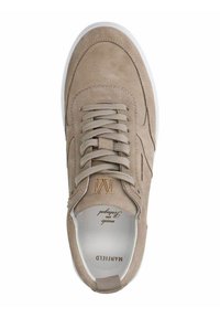 Sneaker in suede beige con punta rotonda, design con lacci, suola bianca a contrasto e branding sottile sul lato e sulla soletta.