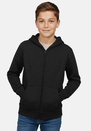 Zwarte hoodie met ritssluiting aan de voorkant, een zak vooraan, verstelbare capuchon en geribbelde manchetten, gemaakt van zachte stof, gecombineerd met een blauwe spijkerbroek.