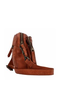 Borsa crossbody in pelle color cuoio, con due scomparti con zip, base piana, tracolla regolabile e dettagli in metallo lucido.