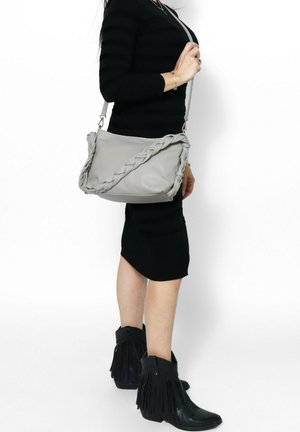 Borsa a tracolla in pelle grigia con manico intrecciato, forma rettangolare, texture liscia e distintivi dettagli metallici.