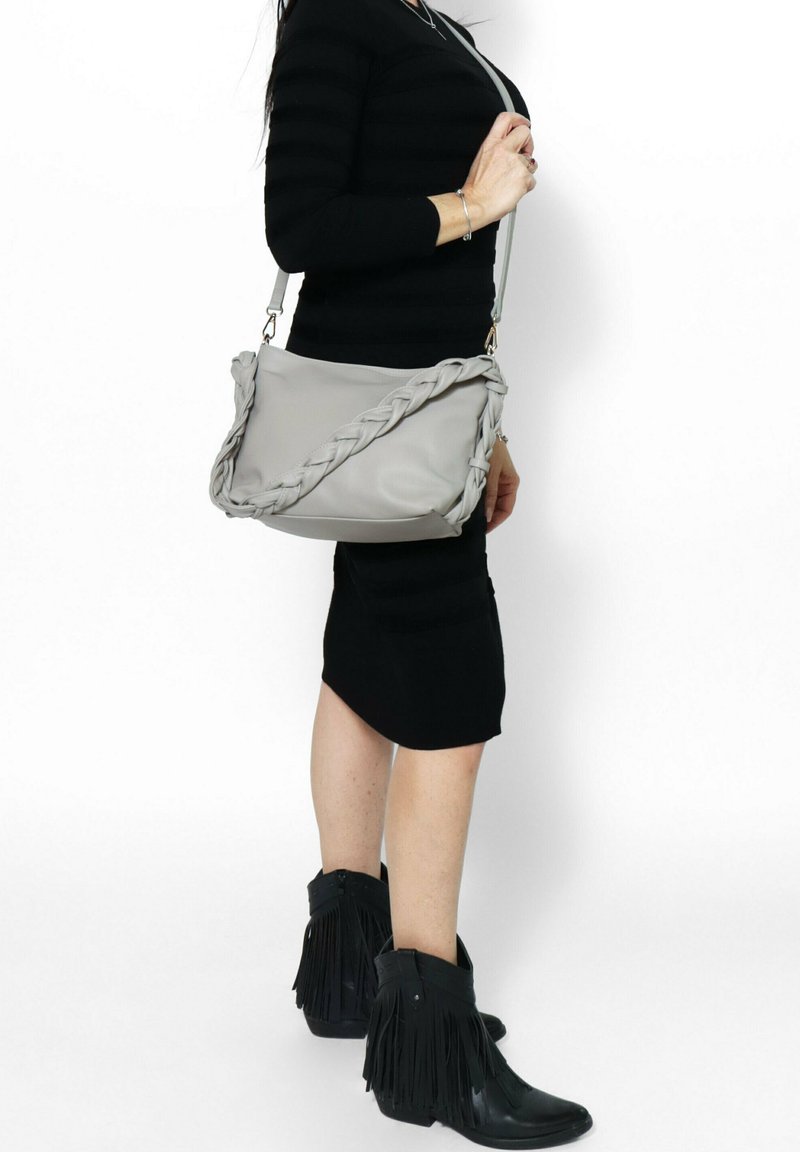 Borsa a tracolla in pelle grigia con manico intrecciato, forma rettangolare, texture liscia e distintivi dettagli metallici.