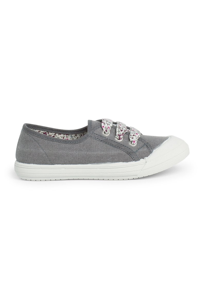 Hallgrå kanvas sneaker, millel on valge kummist tald, lillemustrilised paelad, ümar varvas ja madal profiil. Tekstuuriga pealisosa, millel on õmblusdetailid.