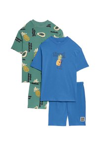 Två uppsättningar barnkläder: grön kortärmad skjorta med ananas och abstrakta mönster, blå skjorta med en ananasgrafik och matchande blå shorts.