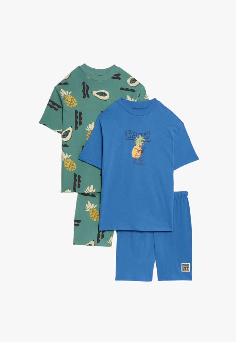 Två uppsättningar barnkläder: grön kortärmad skjorta med ananas och abstrakta mönster, blå skjorta med en ananasgrafik och matchande blå shorts.