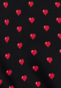 Czarna tkanina w wzór z małych, równomiernie rozmieszczonych czerwonych pikselowanych serc, z każdym z białym połyskiem po lewej górnej stronie.