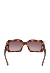 Ochelari de soare cu ramă octagonală din fâșie de țestoasă, lentile degrade și brațe texturate cu un design nervurat pe templu.