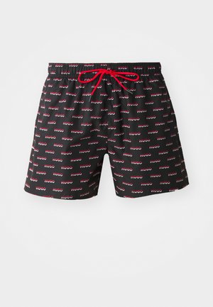 Schwimmshorts aus schwarzem Stoff mit einem wiederholten roten "HUGO"-Logo-Muster. Elastischer Bund mit ropem Schnürung. Lässiges Design.