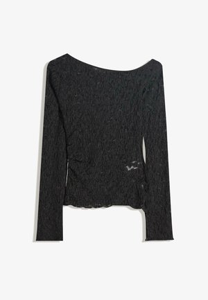 Haut noir à manches longues en tissu texturé, avec un décolleté bateau et un détail fente sur le côté, présentant un motif froissé sur l'ensemble.