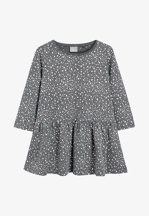 Vestido gris de manga larga con patrón de puntos blancos, cintura fruncida y dobladillo acampanado. Tejido suave con escote redondo y mangas rectas.